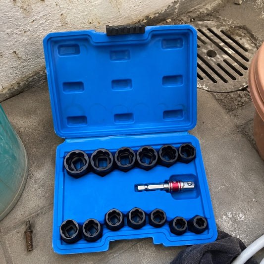 JUEGO DE  EXTRACTORES DE TUERCAS 14 PCS